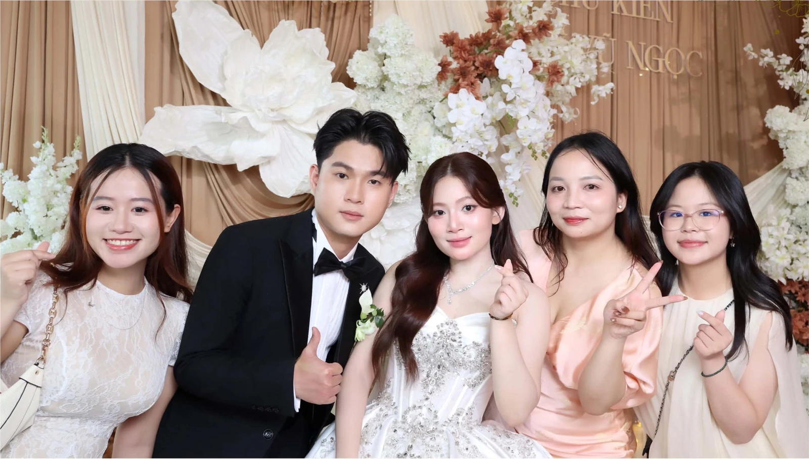 Khung chụp: live view của máy ảnh, khách đứng trong ô của frame
